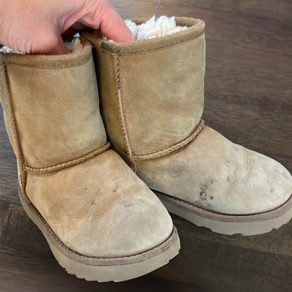 Toddler UGGS size 9 - Picture 8 of 9